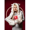 Элегантный бежевый атласный клатч со цветком